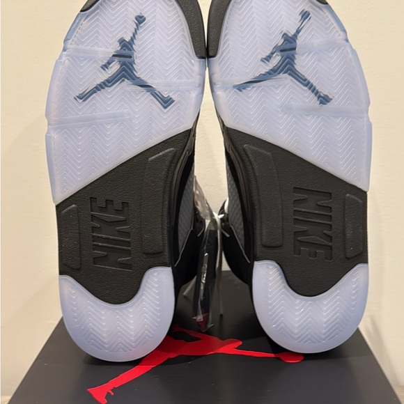 Nike Jordan 5 "Reimagined Black/White-Metallic silver-Fire Red" - Picture 3 of 5